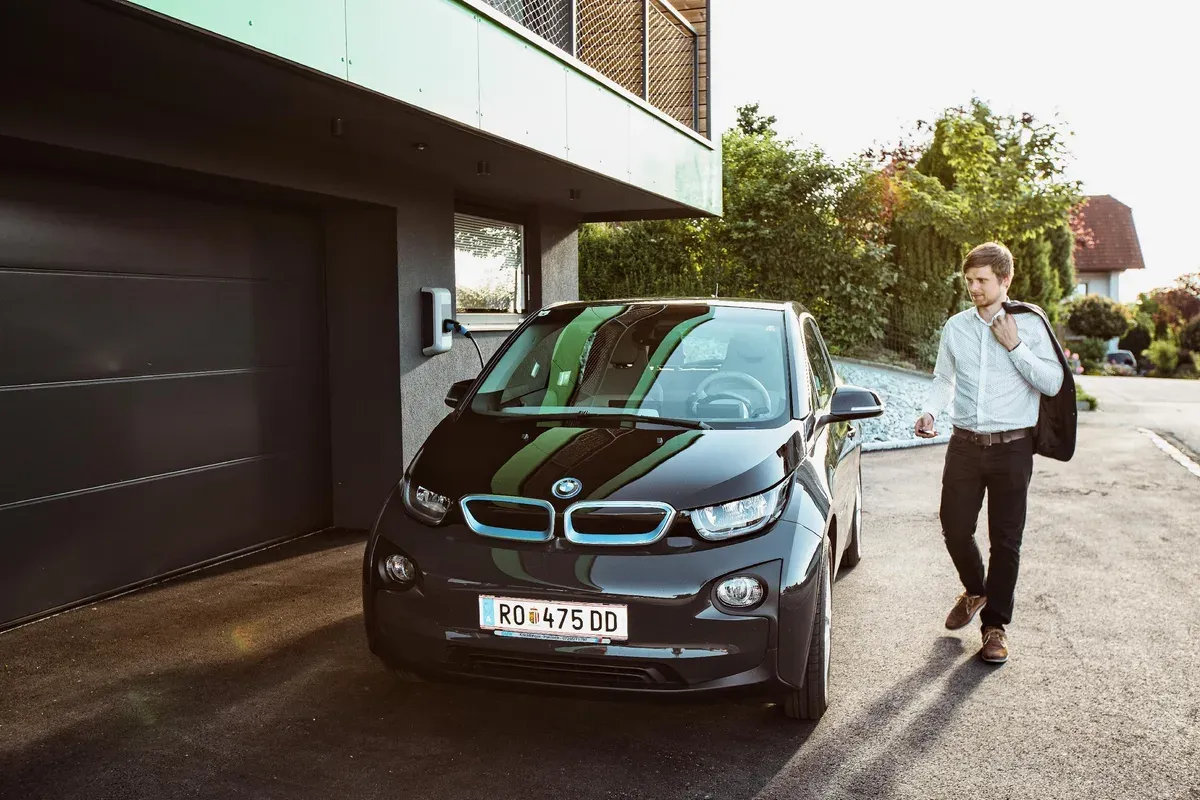 Coche eléctrico cargando en una vivienda automatizada