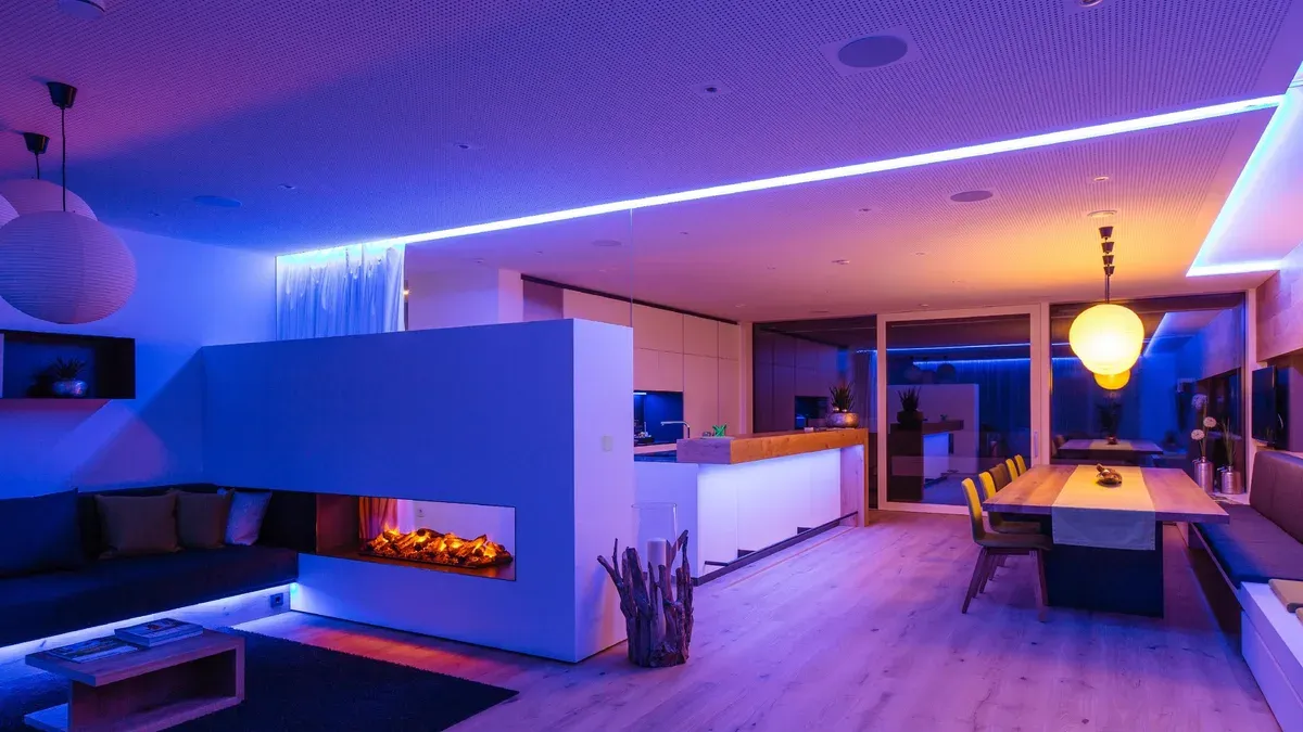 Salón con iluminación LED regulada por escenas