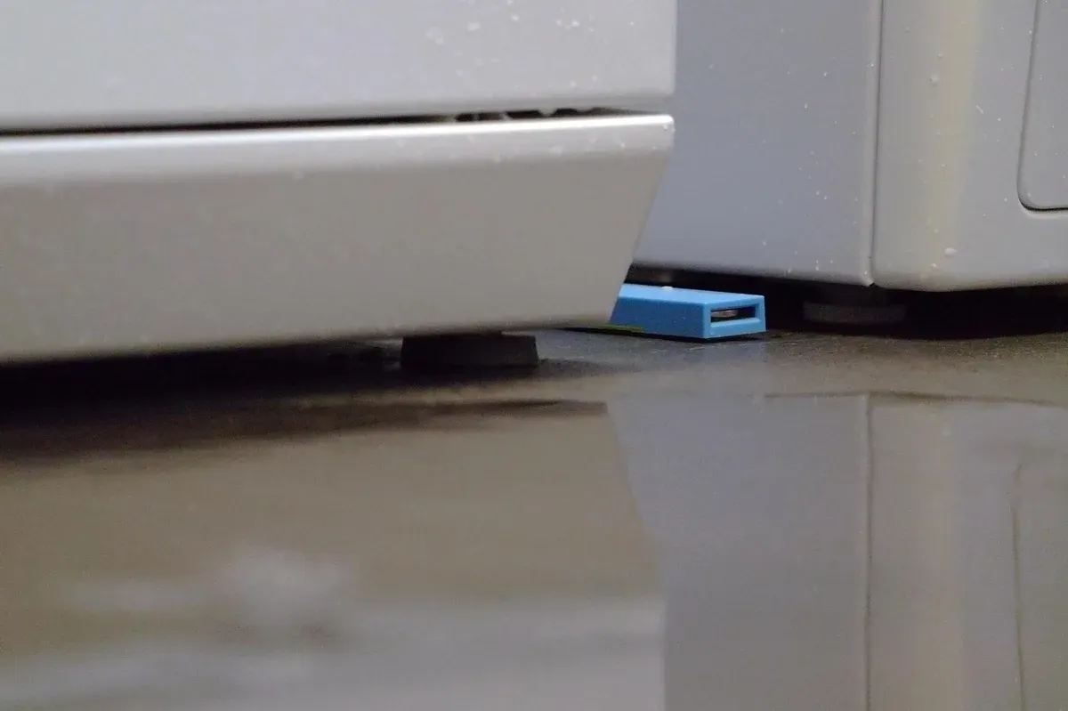 Fuga de agua junto a una lavadora detectada por un sensor