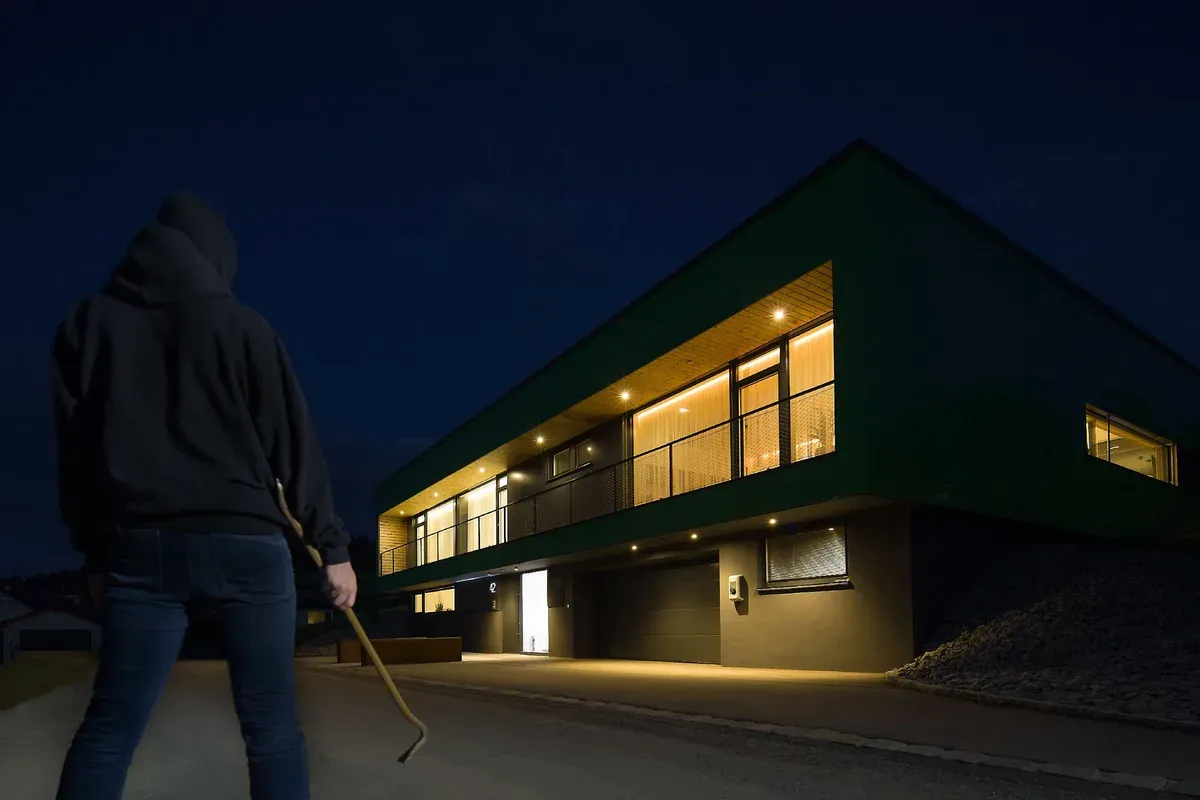 Vivienda iluminada de noche con la alarma activada